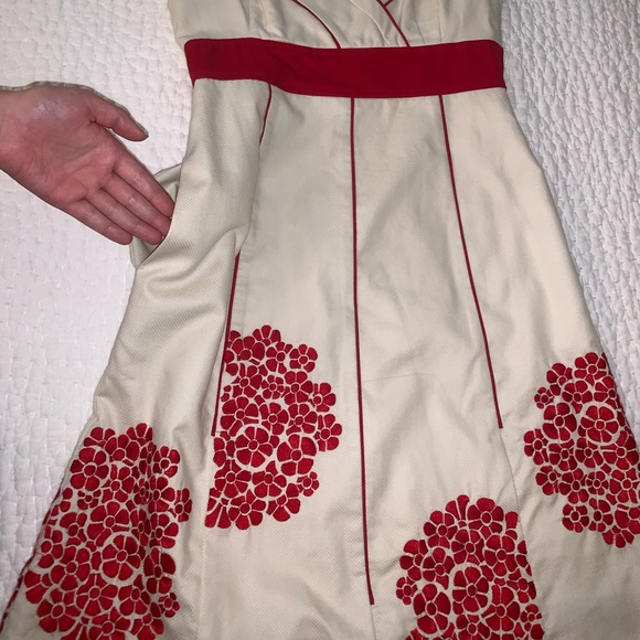 Embroidered flowers dress - Picture 5 of 11